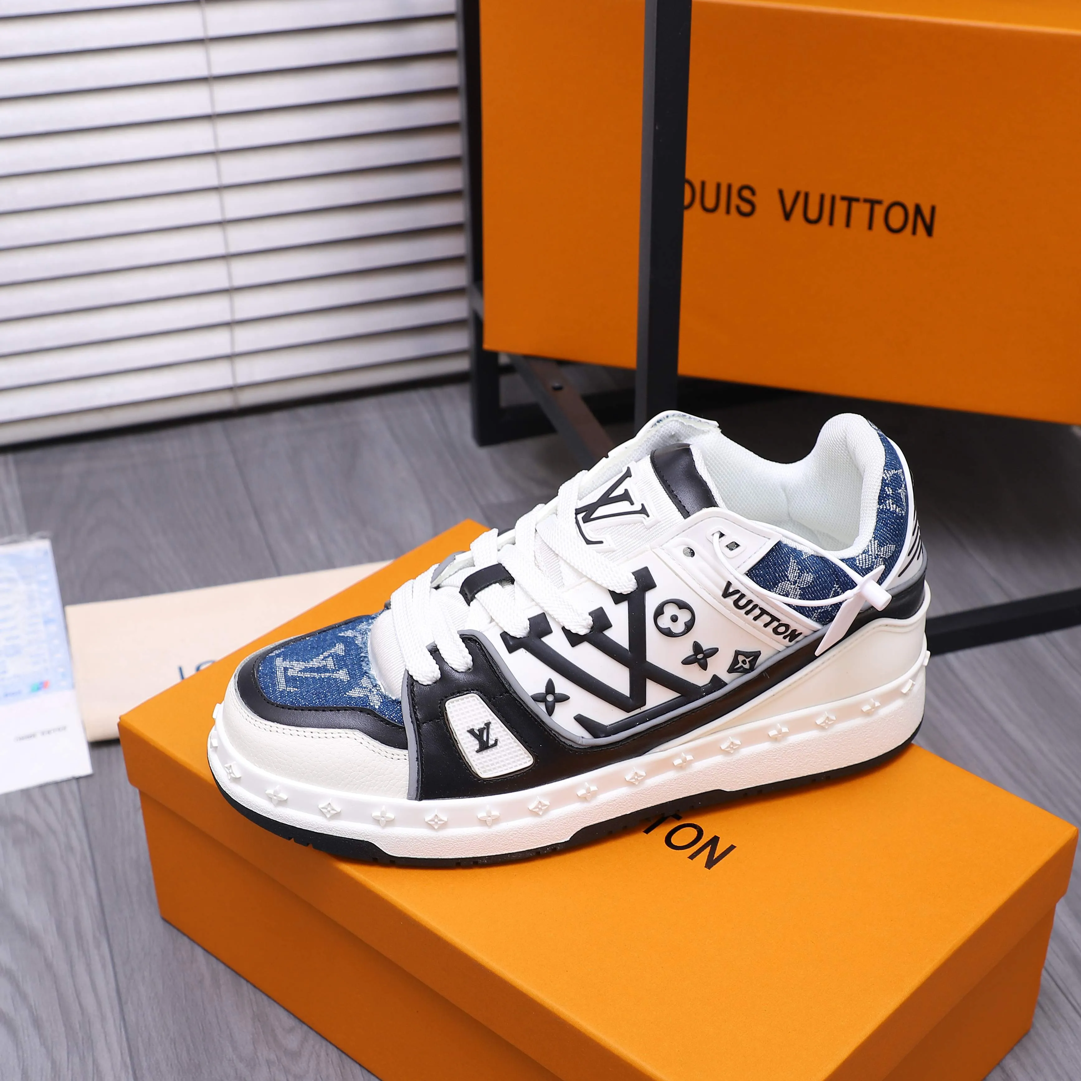 Men's shoes 💰p600 Product trademark: LV "Louis Vuitton" casual lace-up men's shoes Regular size: 38-44 Product material: Selected classic denim woven pattern splicing cowhide upper Breathable mesh lining Original rubber outsole